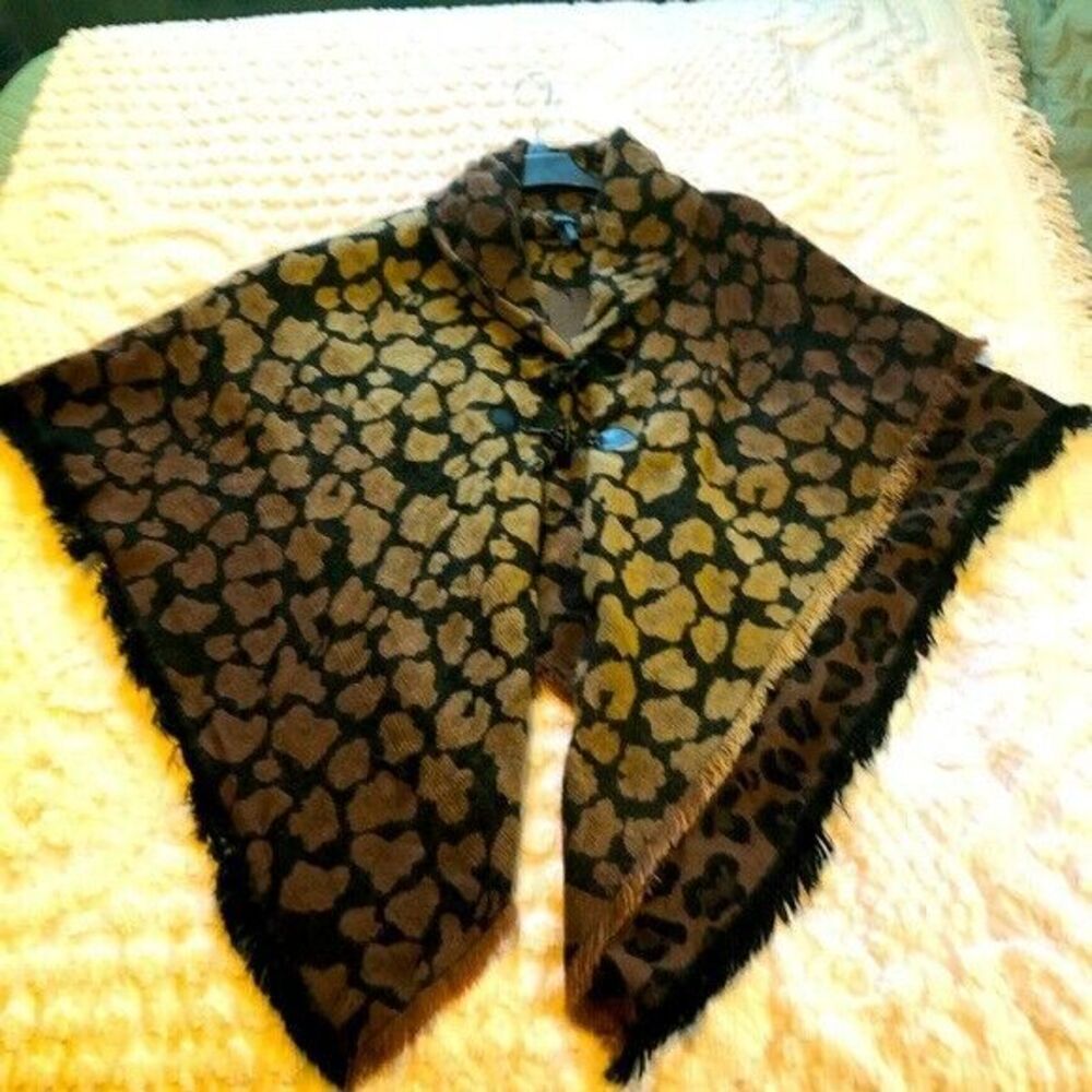 Modena New York NWT leopard print poncho. One size, toggle buttons